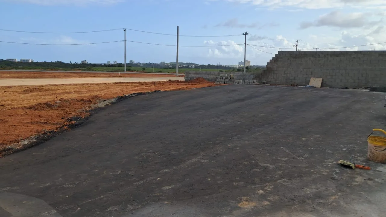 O estacionamento do prédio administrativo, pavimentado.
