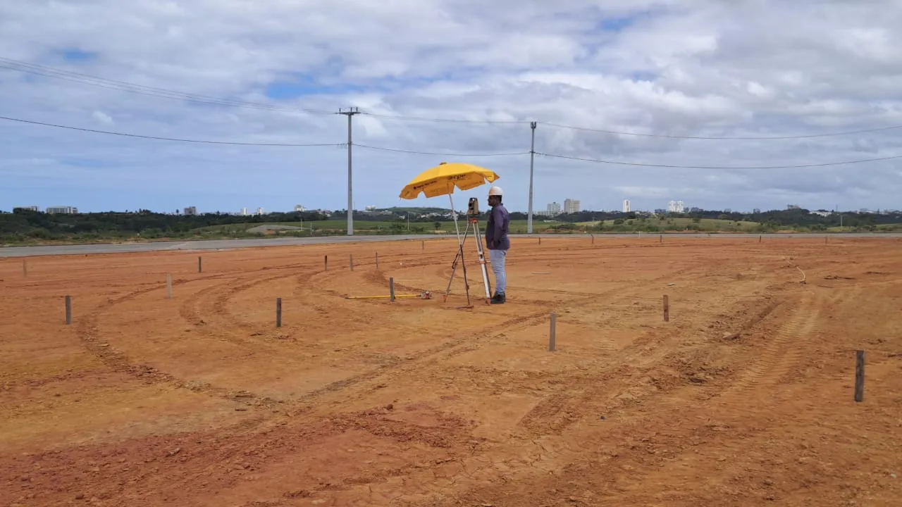 Locação topográfica dos passeios da praça principal.