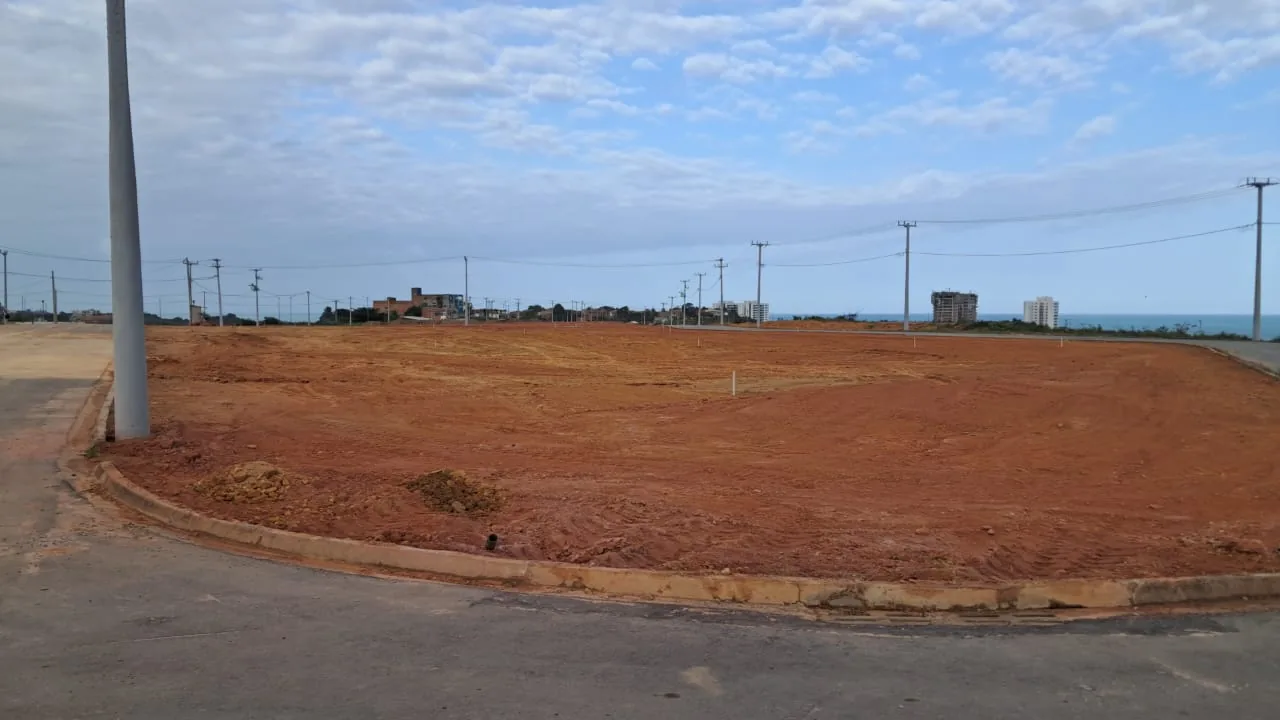 O terreno da praça principal, já regularizado, com o mar ao fundo.