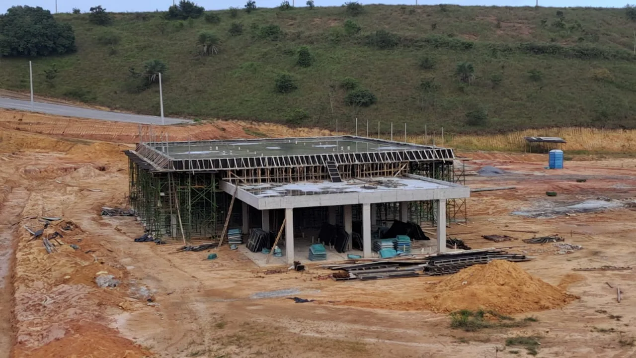 O Salão de Festas visto do acesso, com a estrutura escorada e a laje recém-concretada.